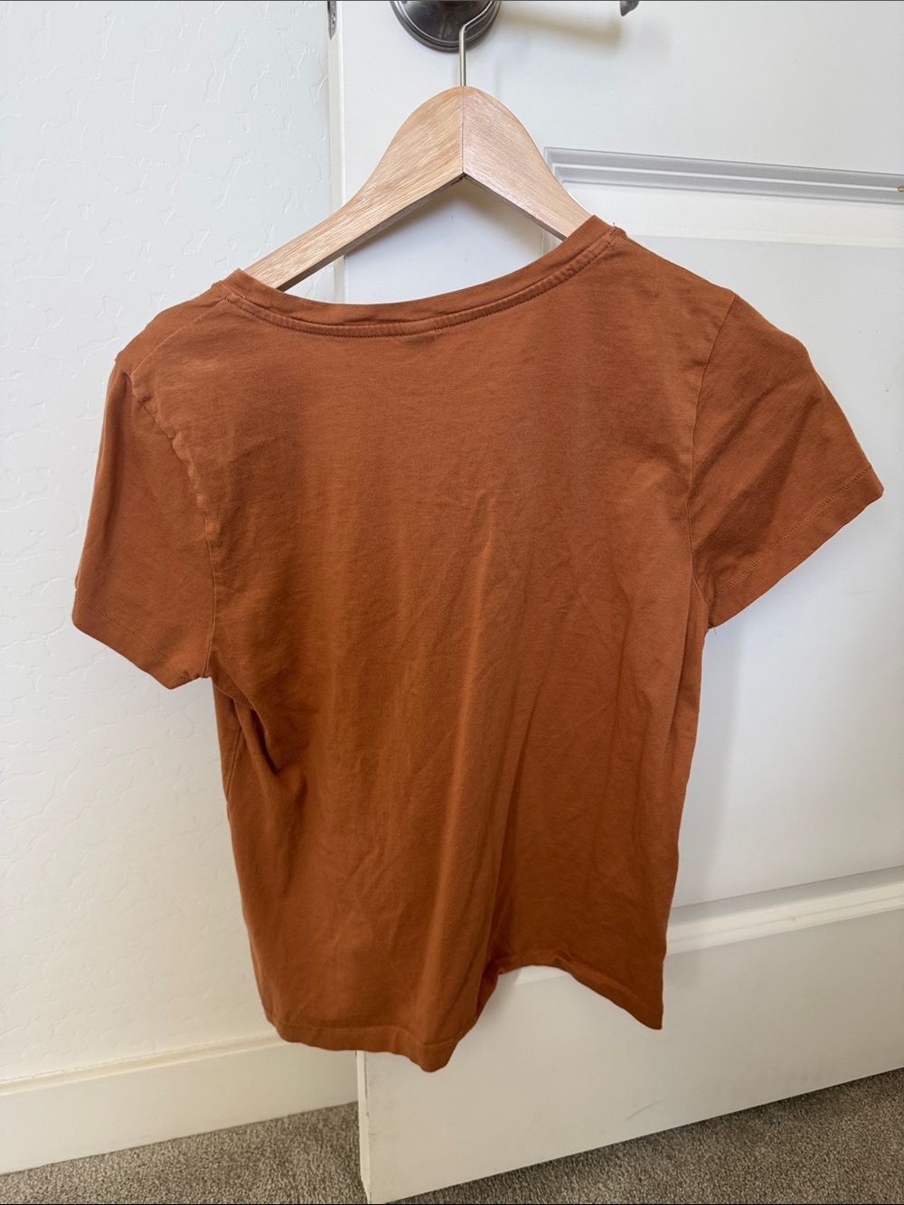 Uniqlo Women's Burnt Orange V-Neck Short Sleeve Tee - Picture 3 of 3